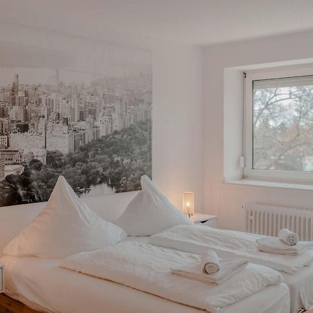 Apartment Mit Kueche, Arbeitsplatz Und Xxl Sofa Neuss Bagian luar foto