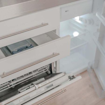 Apartment Mit Kueche, Arbeitsplatz Und Xxl Sofa Neuss Bagian luar foto