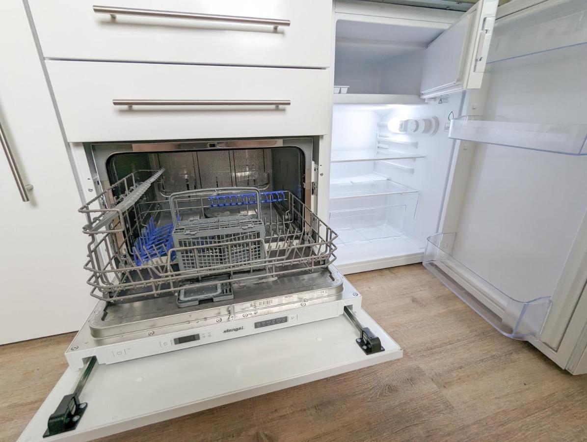 Apartment Mit Kueche, Arbeitsplatz Und Xxl Sofa Neuss Bagian luar foto