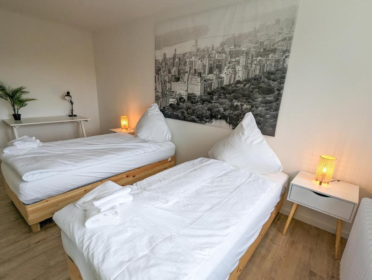 Apartment Mit Kueche, Arbeitsplatz Und Xxl Sofa Neuss Bagian luar foto