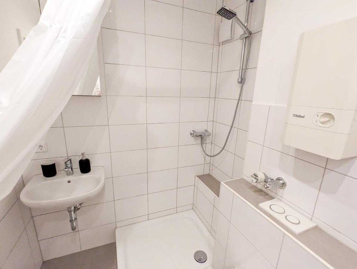 Apartment Mit Kueche, Arbeitsplatz Und Xxl Sofa Neuss Bagian luar foto