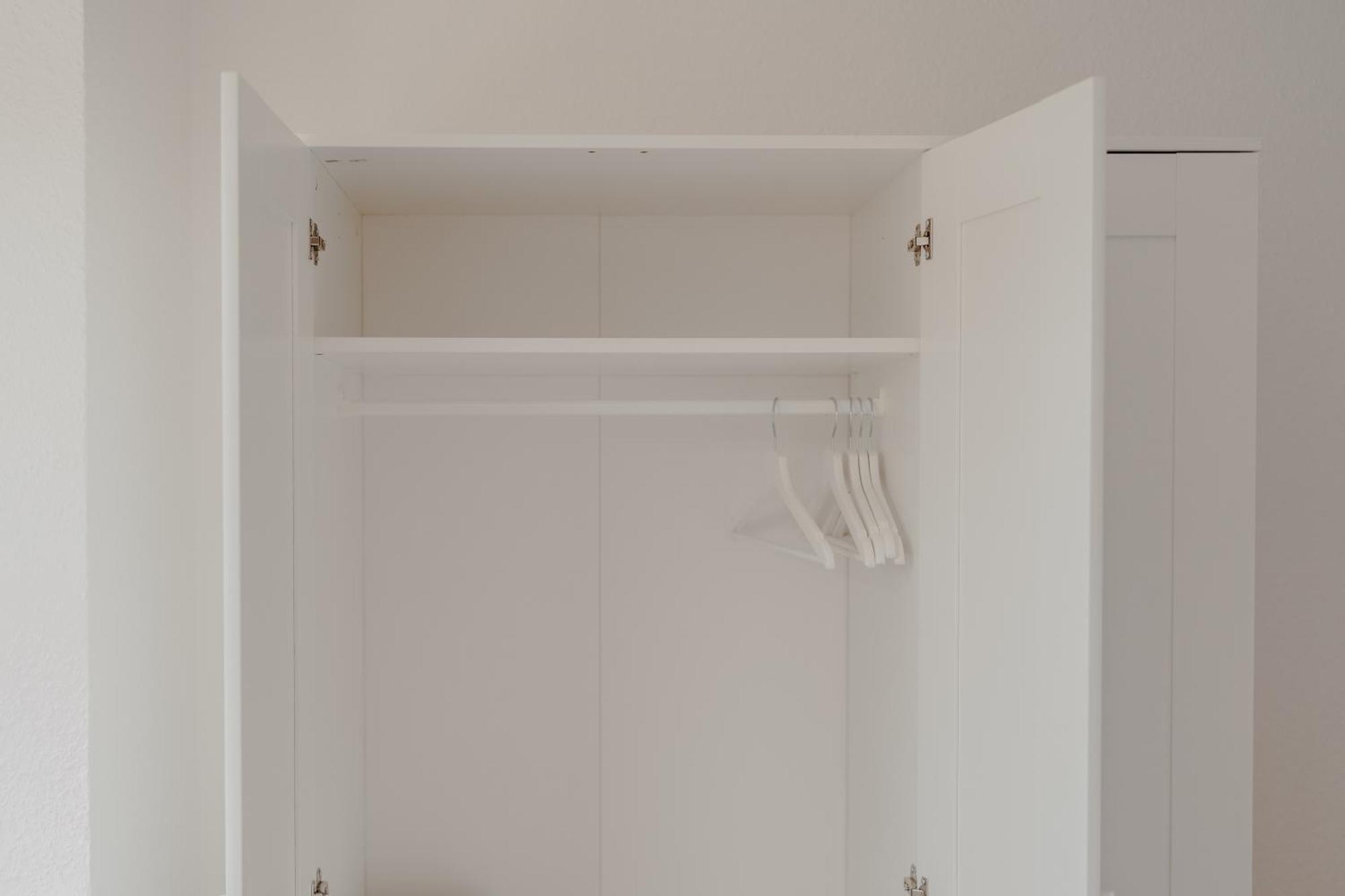 Apartment Mit Kueche, Arbeitsplatz Und Xxl Sofa Neuss Bagian luar foto