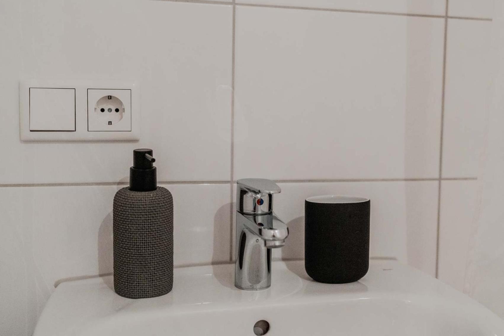 Apartment Mit Kueche, Arbeitsplatz Und Xxl Sofa Neuss Bagian luar foto