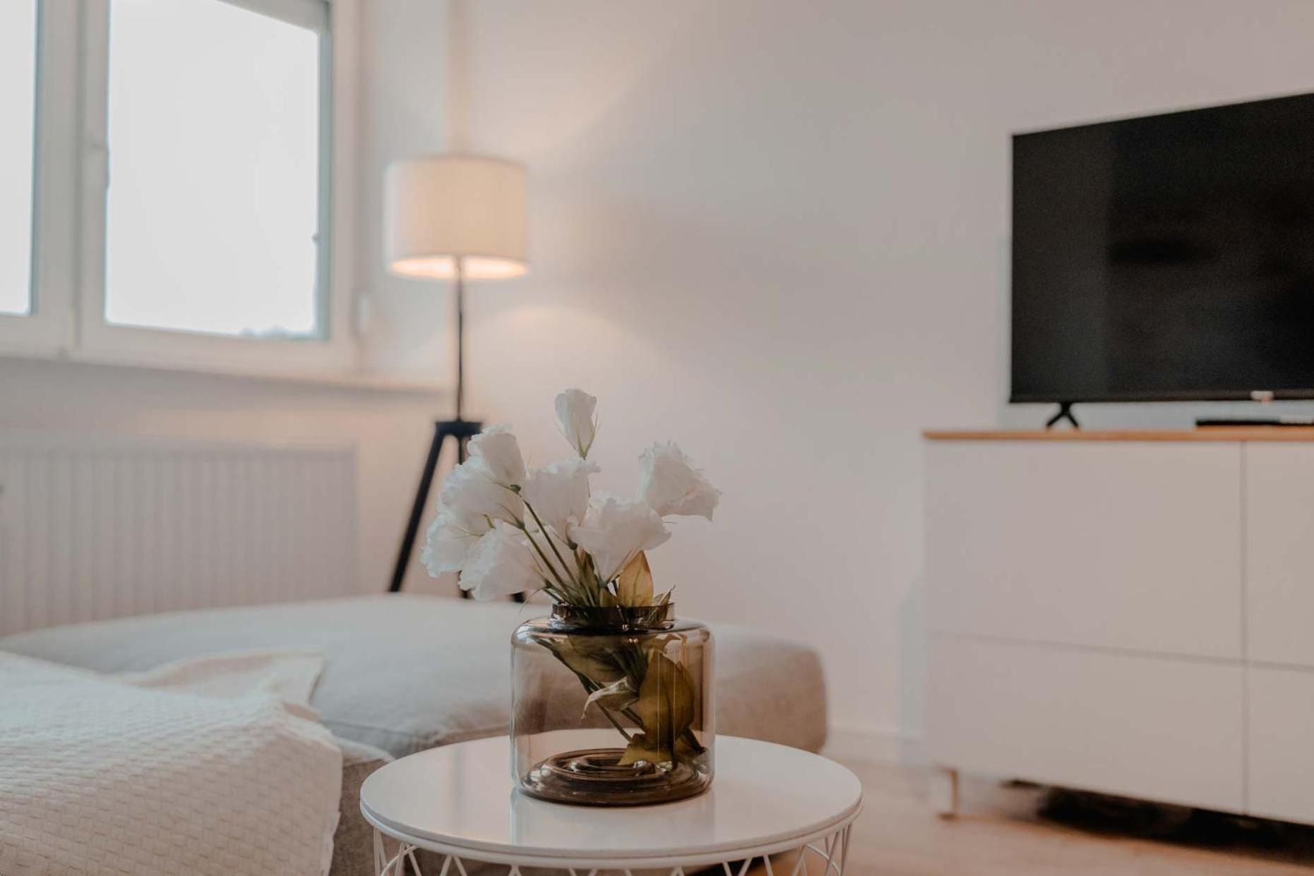 Apartment Mit Kueche, Arbeitsplatz Und Xxl Sofa Neuss Bagian luar foto