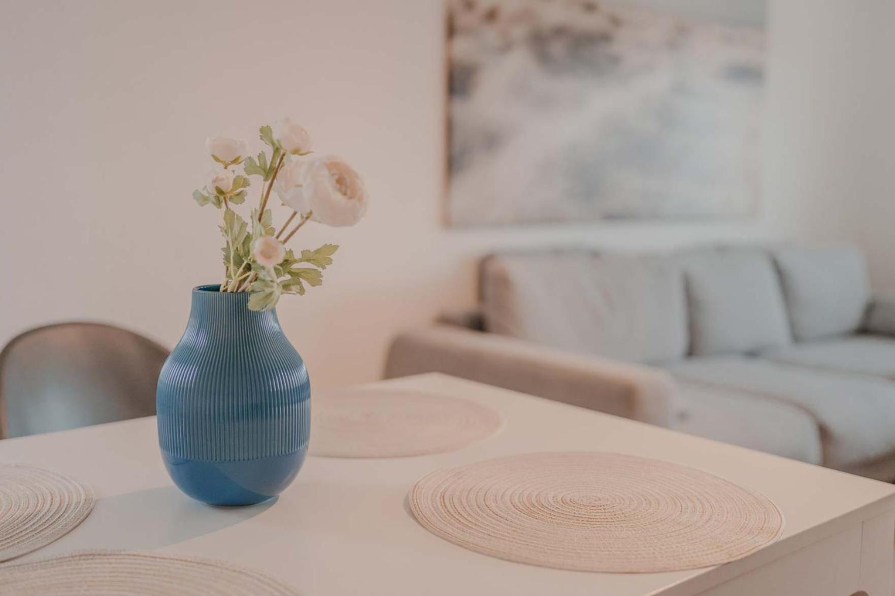 Apartment Mit Kueche, Arbeitsplatz Und Xxl Sofa Neuss Bagian luar foto