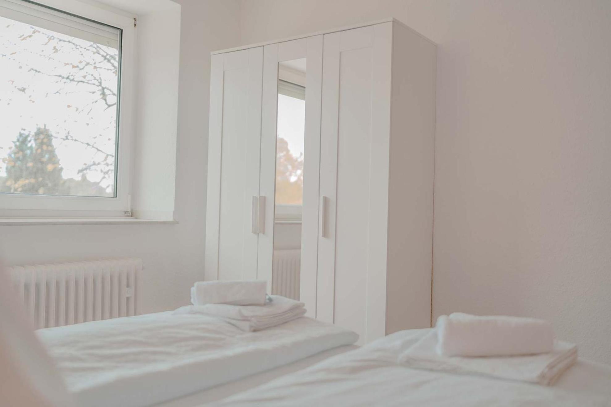 Apartment Mit Kueche, Arbeitsplatz Und Xxl Sofa Neuss Bagian luar foto