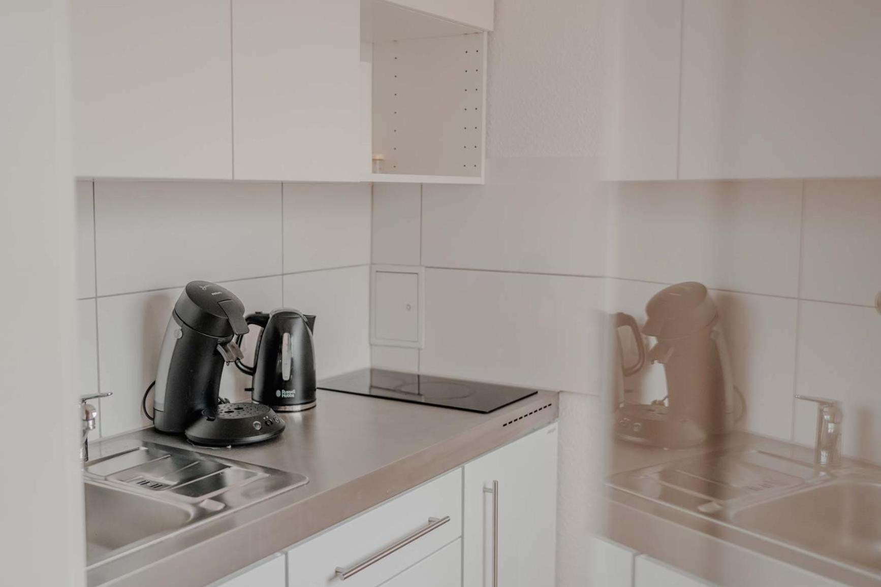 Apartment Mit Kueche, Arbeitsplatz Und Xxl Sofa Neuss Bagian luar foto