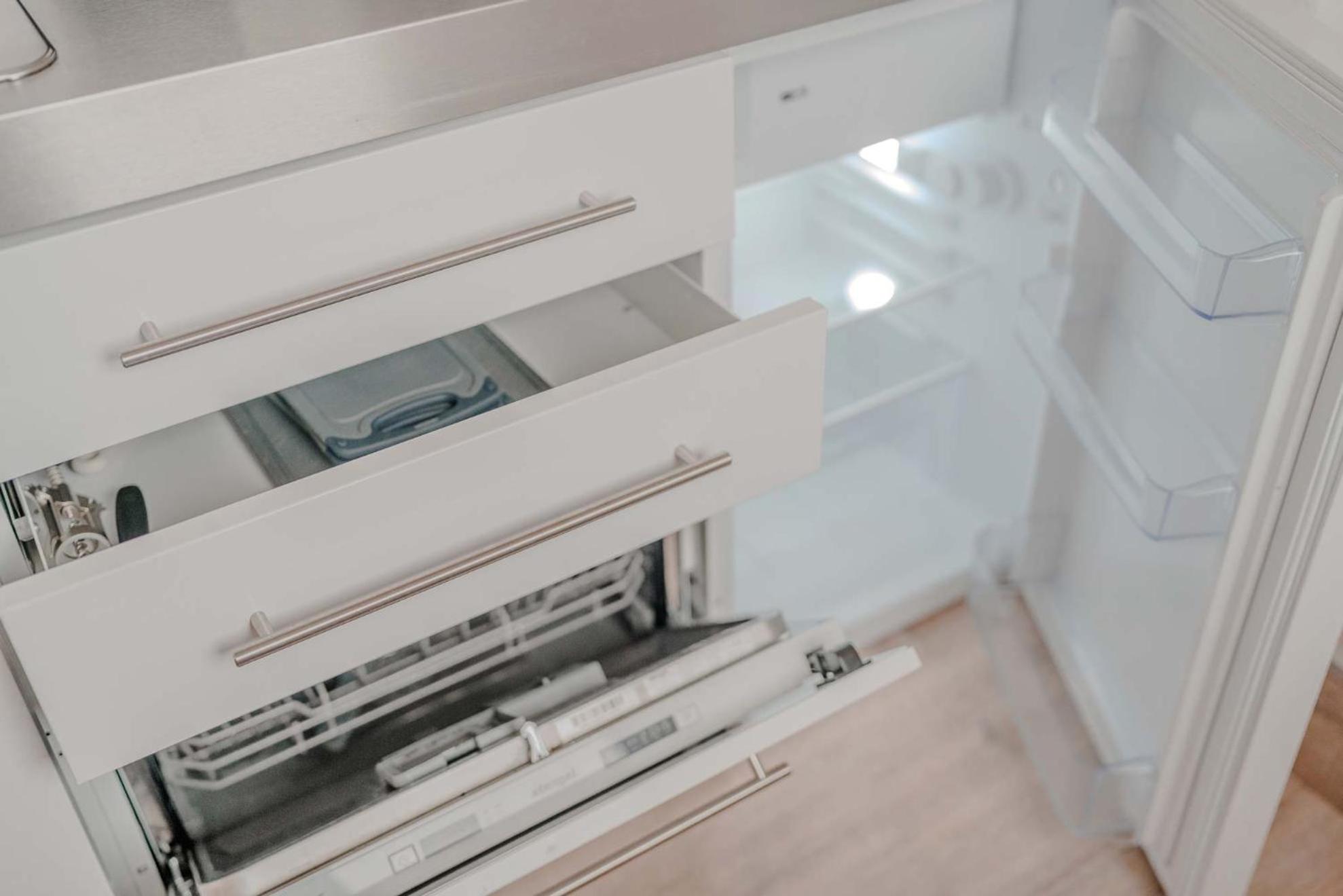Apartment Mit Kueche, Arbeitsplatz Und Xxl Sofa Neuss Bagian luar foto