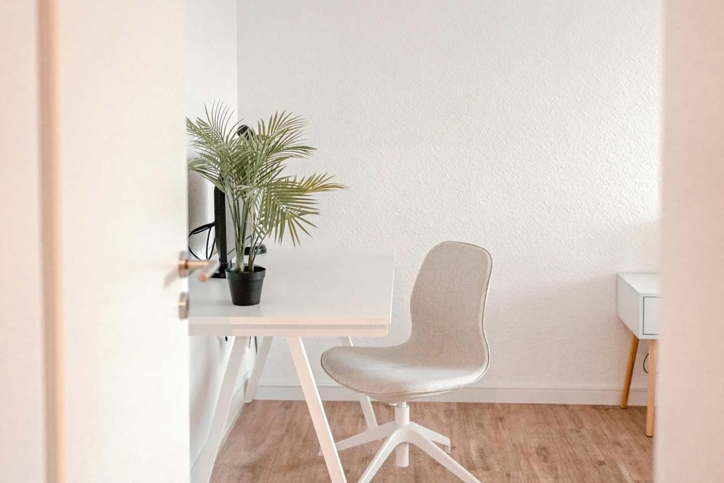 Apartment Mit Kueche, Arbeitsplatz Und Xxl Sofa Neuss Bagian luar foto