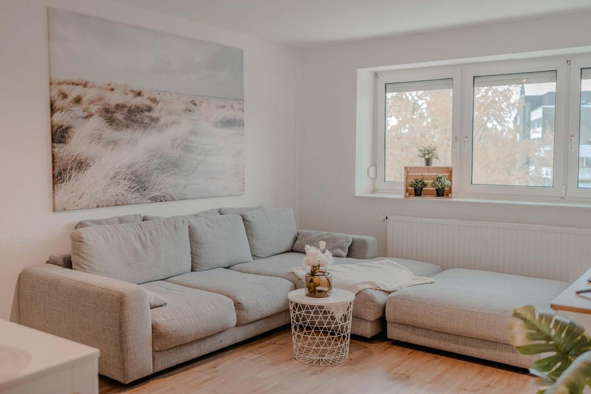 Apartment Mit Kueche, Arbeitsplatz Und Xxl Sofa Neuss Bagian luar foto